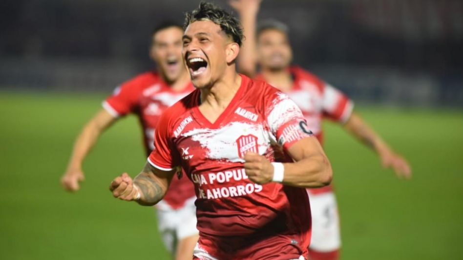 Lo corre por izquierda