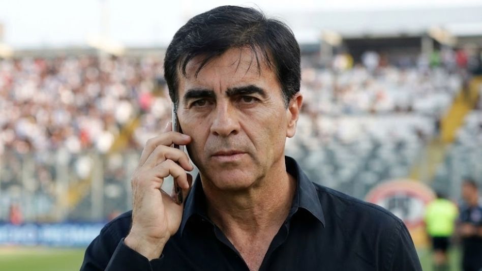 Agarró el teléfono