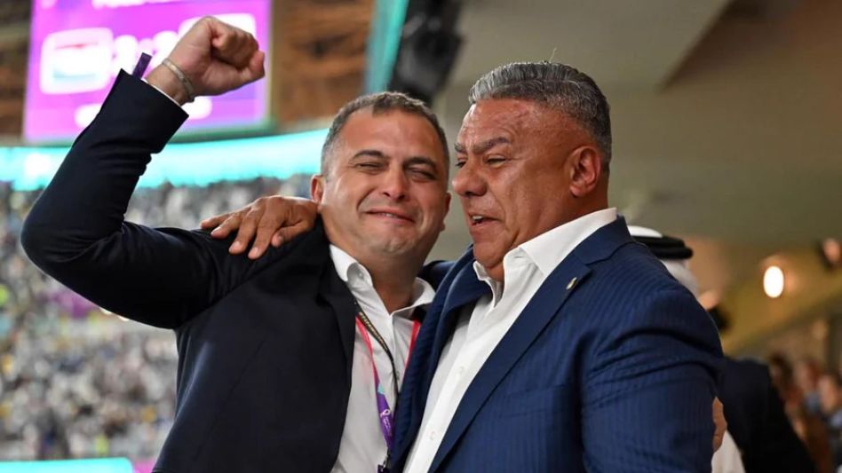 Con la toalla y la mira en el sillón