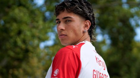 Patear la pelota y también la deuda