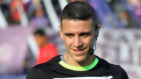 La agarra con la mano